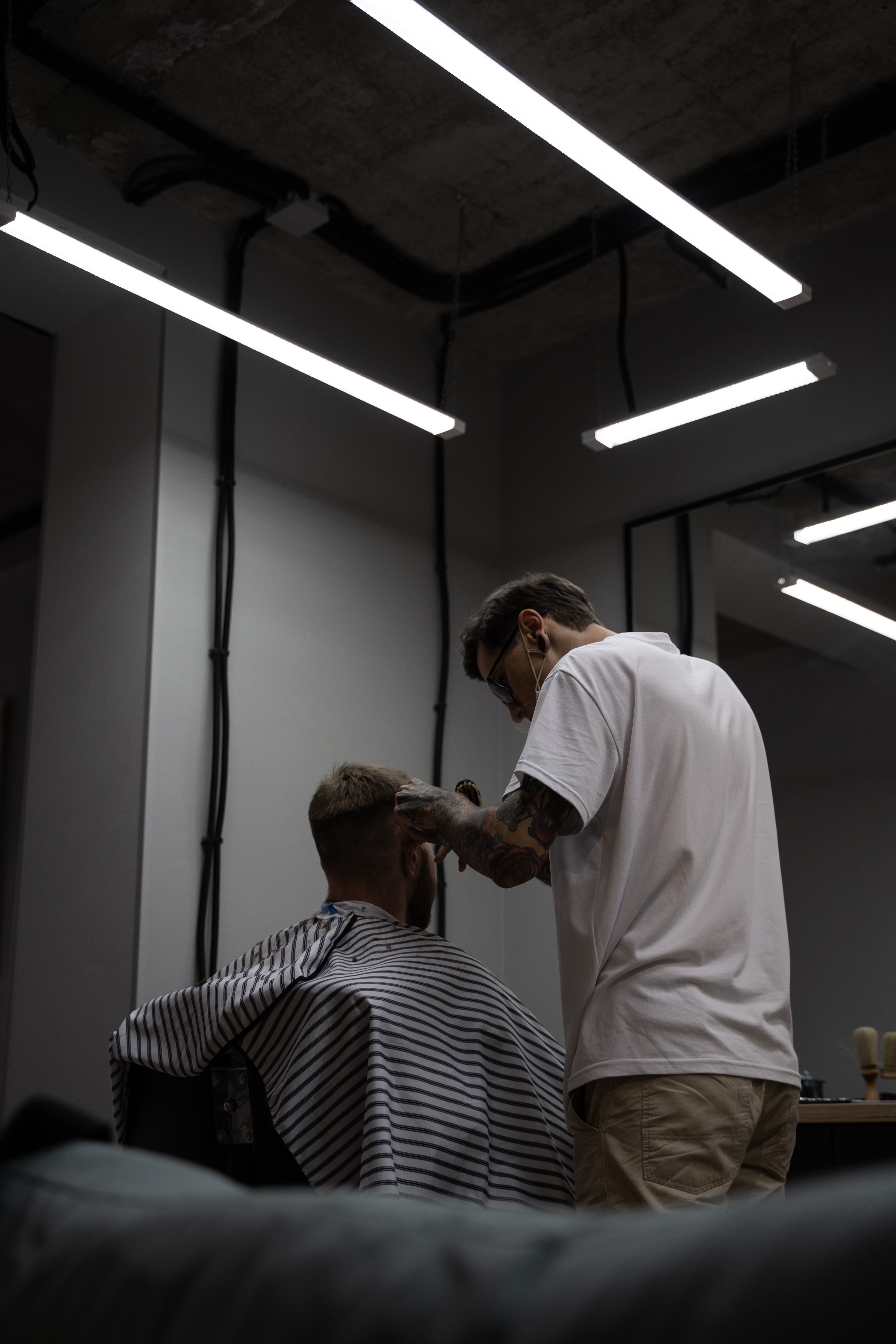 Visuel du site Fade Up Barber : un barbier au travail